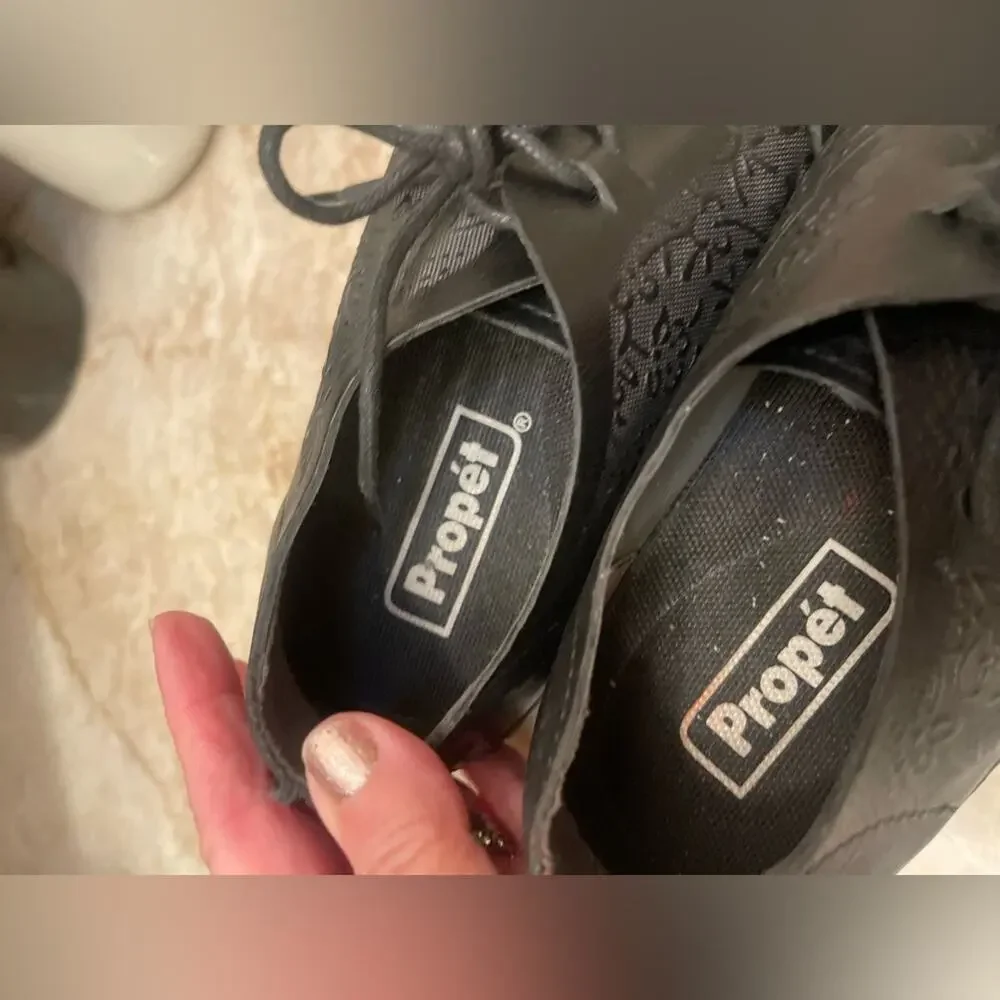 Propet Black Embossed Leather casual comfort Shoes 9-1/2